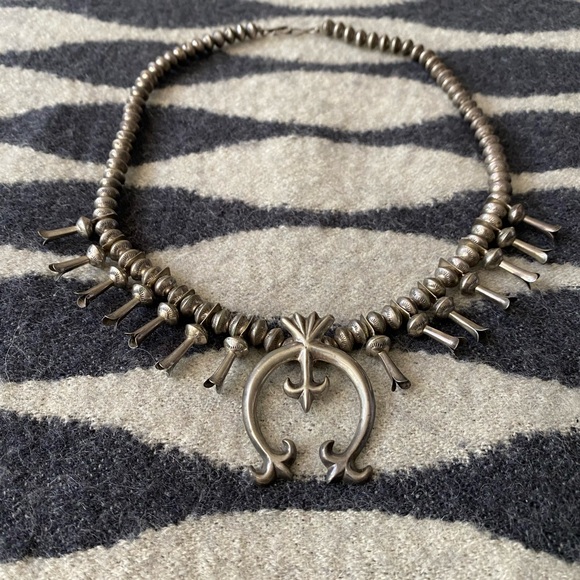 Beautiful Vintage Navaho Sterling Silver Squash Blossom Necklace - Picture 13 of 16